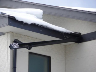 降雪による雨樋の破損